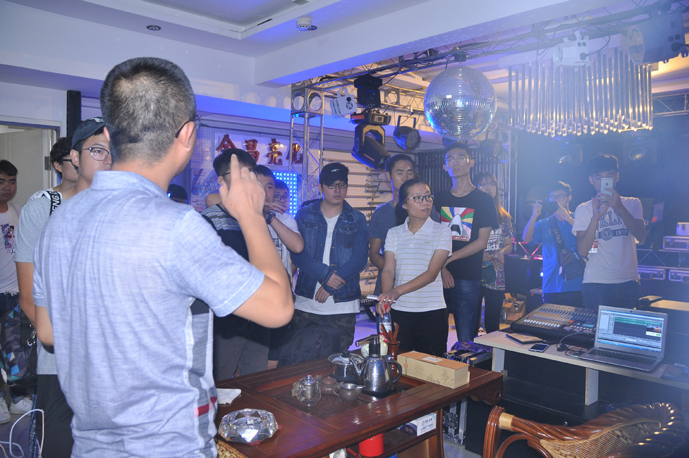 我公司與山東工藝美術(shù)學(xué)院建筑與景觀設(shè)計(jì)專業(yè)的同學(xué)們共同交流互動(dòng)(圖3)